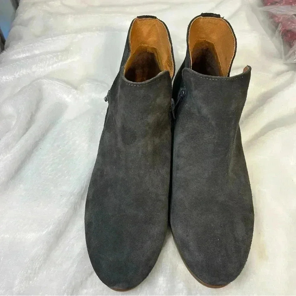 Women’s size 7/38 suede ankle‎ boot. Eric Michael charcoal gray.EPC